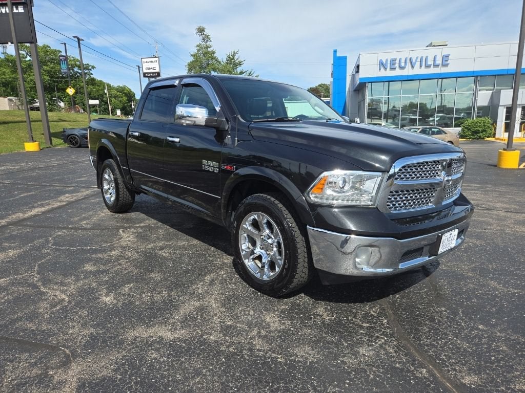 2018 RAM 1500 Laramie Crew Cab 4x4 5'7" Box in Black — front three-quarter view